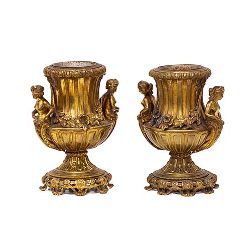 Sub.:34 - Lote: 216 -  Pareja de copas M�dicis en bronce dorado con figuras de n�yades por asas. Copas gallonadas y rodeadas por guirnaldas de flores en relieve