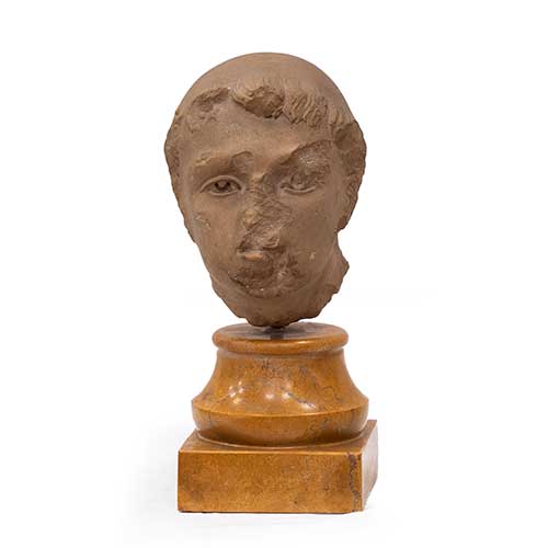 Sub.:34 - Lote: 252 -  Cabeza del siglo XVI realizada en piedra sobre base de m�rmol color Siena.