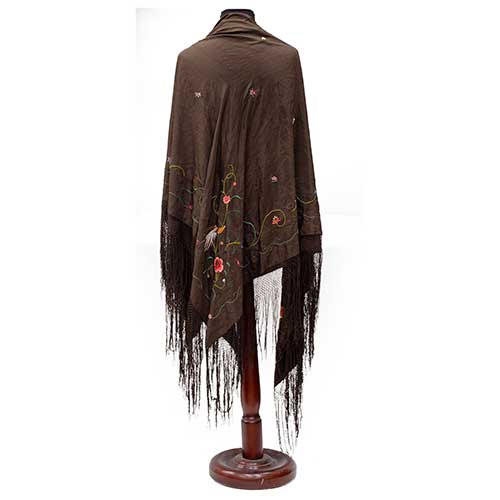 Sub.:34 - Lote: 215 -  Mant�n en seda marr�n bordado con temas florales.