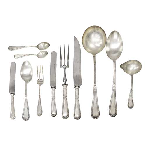 Sub.:34 - Lote: 286 -  Cuberter�a en plata de doce servicios. Cucharas, tenedores, tenedores de postre ,cucharillas de postre, cucharillas de caf�, cazo ,cucharon, cazo de salsera mas tenedor y cuchillo de trinchar y cuchillos sin pesar. Peso 2981gr.