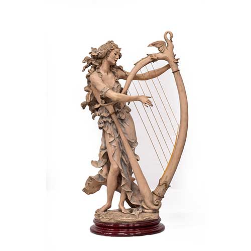 Sub.:34 - Lote: 230 -  Angelica tocando el arpa