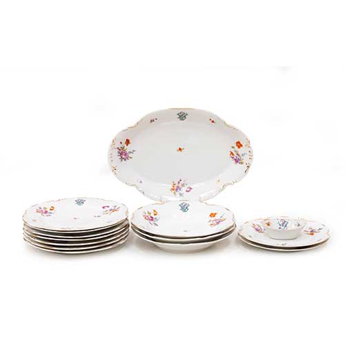 Sub.:34 - Lote: 232 -  Lote formado por 14 piezas en porcelana blanca con decoraci�n de flores y borde dorado con marca 