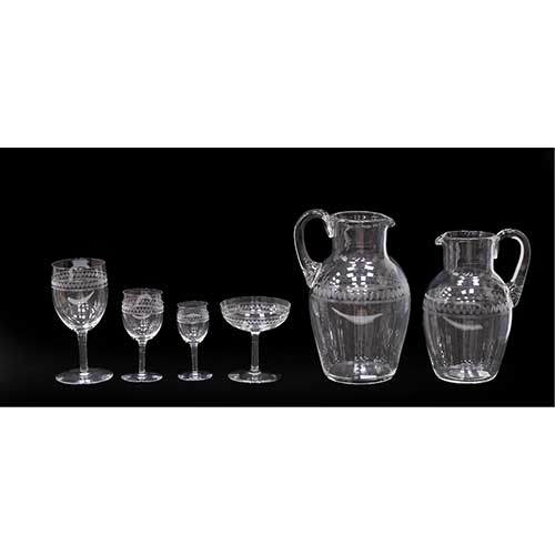 Sub.:34 - Lote: 307 -  Cristaler�a con greca grabada consta de 34 piezas: 2 jarras, 12 copas de agua, 9 de vino, 5 de licor y 6 de champ�n.