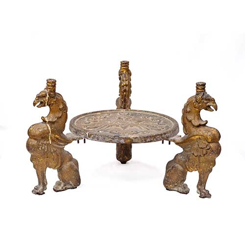 Sub.:34 - Lote: 344 -  Mesa baja en calamina dorada con balda circular con decoraci�n en relieve s. XIX