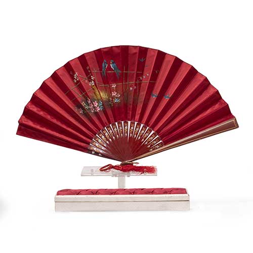 Sub.:34 - Lote: 278 -  Abanico con varillaje en madera lacada y pais en seda pintada .Conserva el estuche original de Colomina y Dom�nguez Abanicos Sombrillas y Paraguas Carmen 1 Madrid.