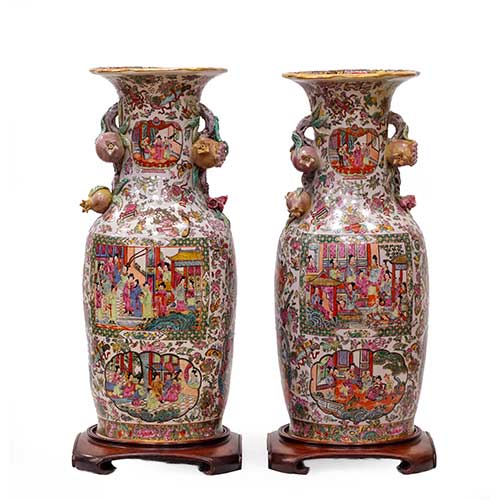 Sub.:34 - Lote: 213 -  Pareja de jarrones chinos en porcelana pintados con escenas palaciegas. Asas con frutas en relieve y bases en madera.