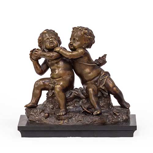 Sub.:34 - Lote: 309 -  Escultura en bronce patinado sobre base de m�rmol negro, Francia s. XIX. Pareja de ni�os jugando con una manzana en el campo con detalles de plantas y animales.