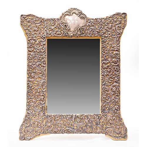 Sub.:34 - Lote: 253 -  Espejo de mesa en plata cincelada y calada