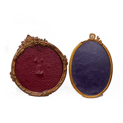 Sub.:34 - Lote: 293 -  Dos porta-fotos, uno redondo de calamina patinada y otro ovalado en bronce