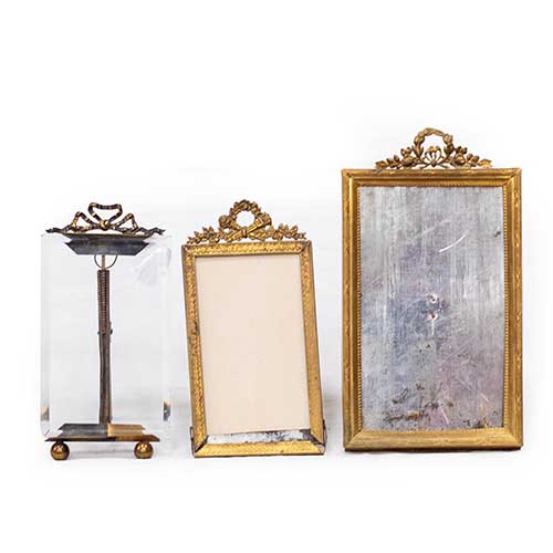 Sub.:34 - Lote: 324 -  Tres portafotos, dos en bronce y uno en bronce y cristal