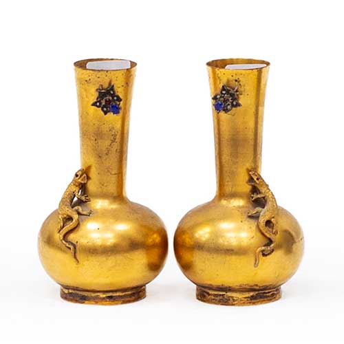 Sub.:34 - Lote: 297 -  Pareja de violeteros de vitrina de �poca modernistas en bronce dorado con una salamandra en relieve cazando un insecto realizado con s�mil de pedrer�a de colores.