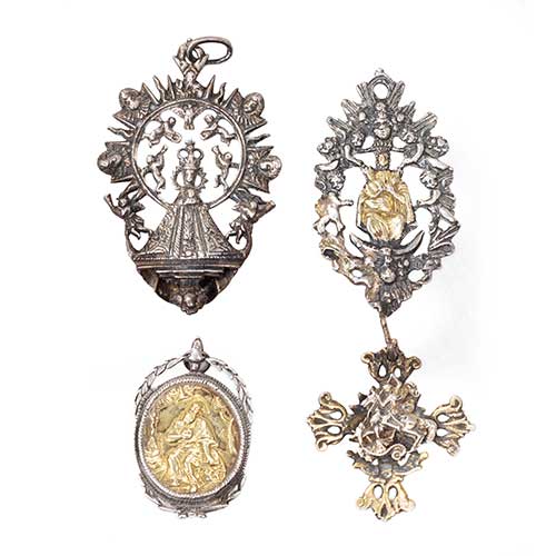 Sub.:34 - Lote: 329 -  Cuatro medallas en metal plateado