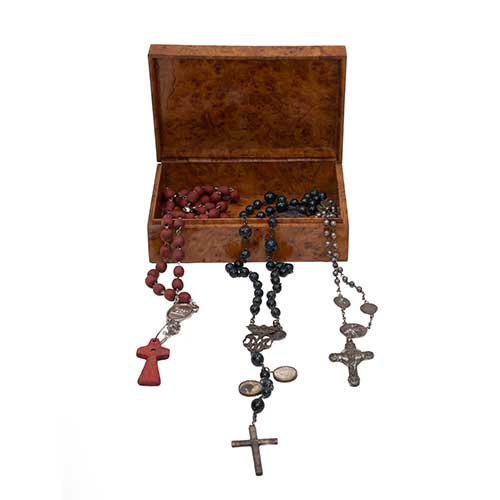 Sub.:34 - Lote: 334 -  Caja en madera de ra�z con tres rosarios