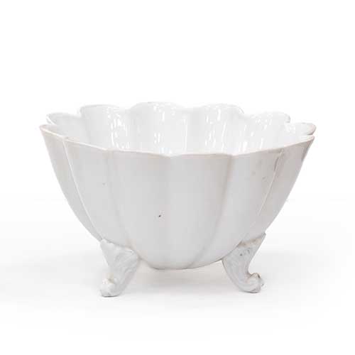 Sub.:34 - Lote: 318 -  Bombonera en porcelana blanco gallonada