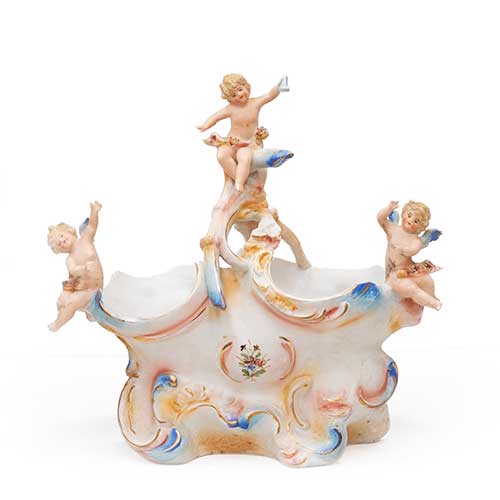 Sub.:34 - Lote: 342 -  Jarr�n franc�s en biscuit policromado con tres angelotes.