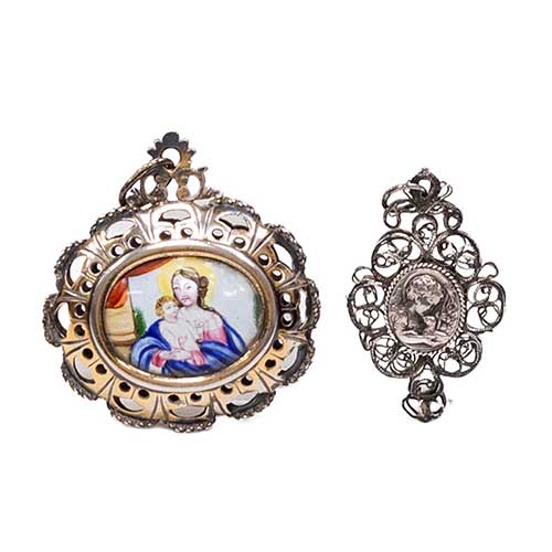 Sub.:34 - Lote: 328 -  Dos relicarios, uno en plata dorada y esmalte con Madona, reliquias textiles en el interior y el segundo con trabajo de filigrana con cruz de San Jorge en esmalte y San Juan ni�o en plata.
