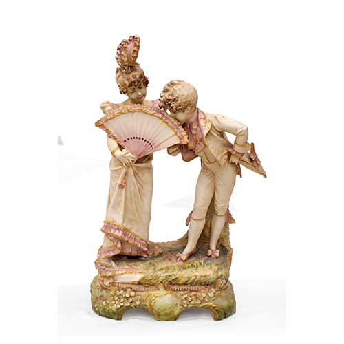 Sub.:34 - Lote: 207 -  Grupo en porcelana policromada de una pareja de j�venes ocultando su amor tras un abanico