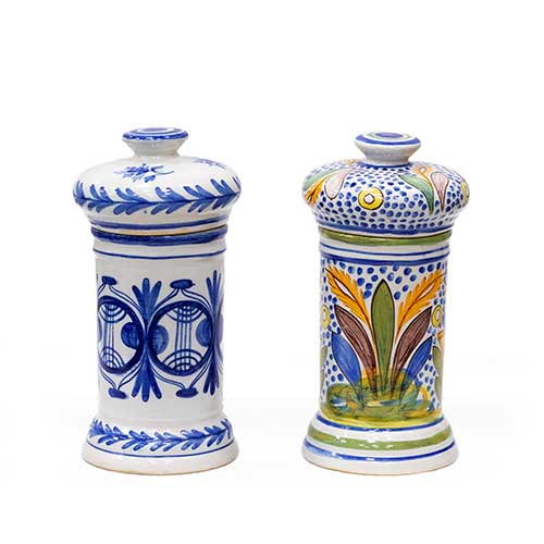 Sub.:34 - Lote: 322 -  Dos albarelos en cer�mica vidriada.Siglo XX