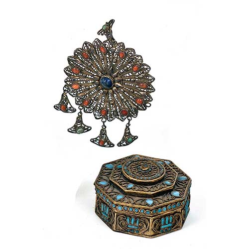 Sub.:34 - Lote: 159 -  Lote de peque�a cajita en lat�n y piedras duras, y colgante oriental en plata con filigrana.