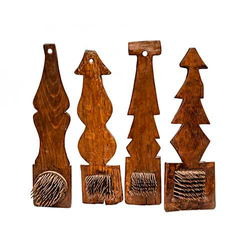 Sub.:35 - Lote: 188 -  Lote de 4 cardadores de lana realizados en estructura de madera y p�as en metal.