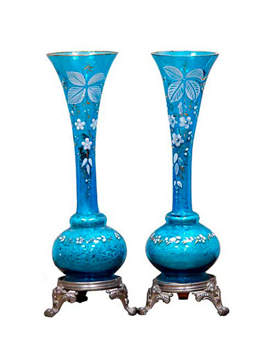 Sub.:35 - Lote: 302 -  Pareja de violeteros en cristal con escenas pintadas y base en metal plateado.1900