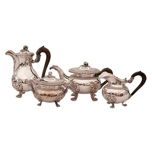 Sub.:35 - Lote: 202 -  Lote formado por cafetera, tetera, lechera y azucarero en metal plateado.