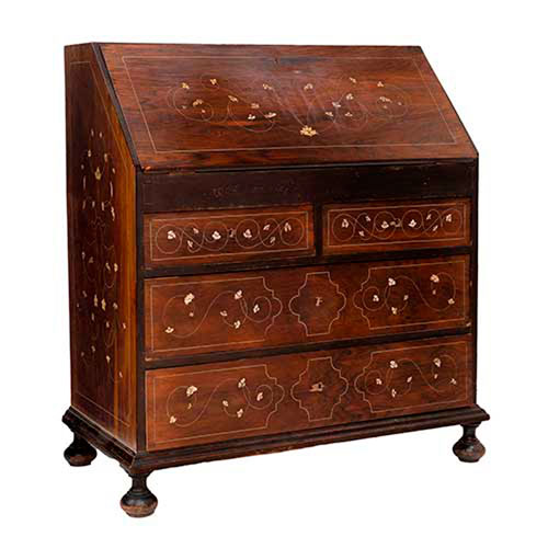 Sub.:35 - Lote: 181 -  Bureau de palosanto con incrustaciones de hueso en el frente y laterales. Interior con compartimentos y dos cajones S. XX