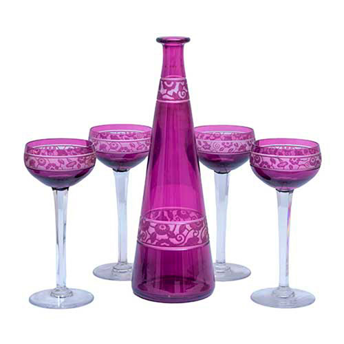 Sub.:35 - Lote: 301 -  Licorera con cuatro vasos en cristal tallado de color purpura