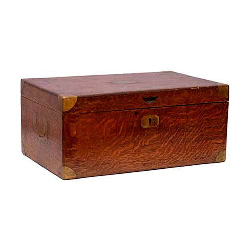 Sub.:35 - Lote: 254 -  Caja inglesa en madera de roble con cantoneras en lat�n.