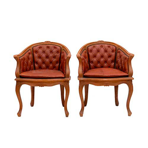 Sub.:35 - Lote: 220 -  Pareja de butacas estilo Luis XV en madera tallada y cuero rojo capiton� con asientos de rejilla, una rota.