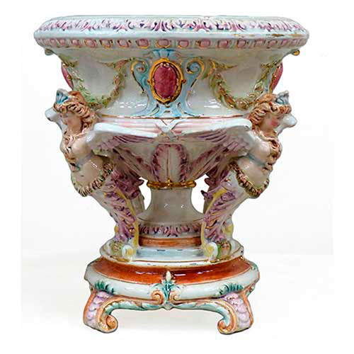 Sub.:35 - Lote: 147 -  Centro en porcelana esmaltada con figuras de ninfas aladas. Algn desperfecto.