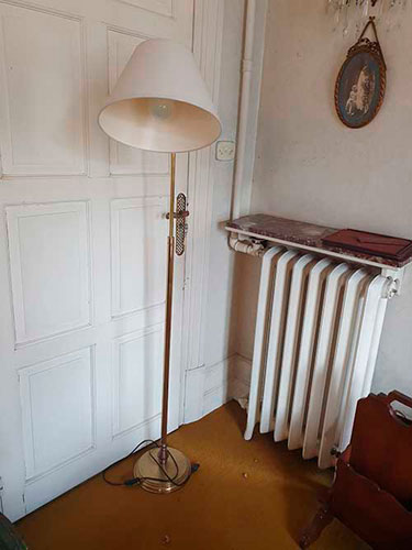 Sub.:35 - Lote: 338 -  L�mpara de pie en lat�n dorado.