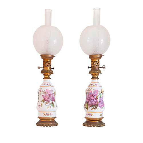 Sub.:35 - Lote: 340 -  Pareja de quinqu�s de sobremesa en porcelana con decoraci�n floral pintada