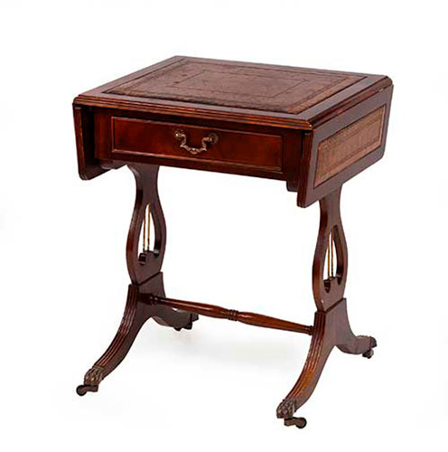 Sub.:35 - Lote: 267 -  Mesita auxiliar de estilo ingles para lateral de sof� con alas y tapa en cuero