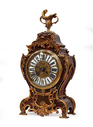 Sub.:35 - Lote: 165 -  Pequeo reloj cartel de estilo Luis XV realizado en carey, bronce y latn