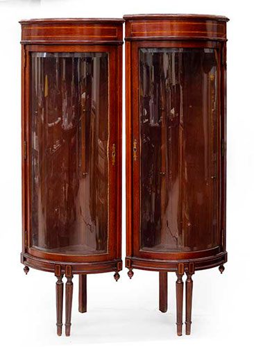 Sub.:35 - Lote: 212 -  Pareja de vitrinas rinconeras en caoba con filete de limoncillo