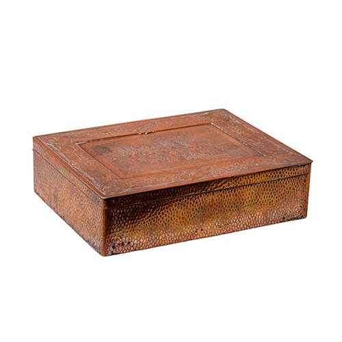 Sub.:35 - Lote: 237 -  Purera en cedro forrada de metal con tapa en cobre con escena grabada 