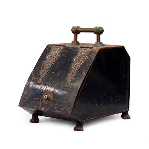 Sub.:35 - Lote: 228 -  Carbonera en hojalata con bisagras y asa en lat�n.