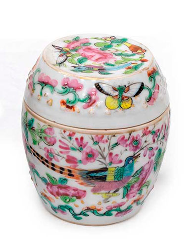 Sub.:35 - Lote: 155 -  Bote en porcelana de Cantn con decoracin pintada s. XIX