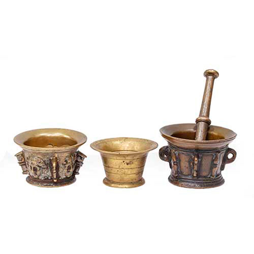 Sub.:35 - Lote: 262 -  Tres almireces en bronce, uno con mascarones y columnas, otro con anillas y costilla y otro liso.