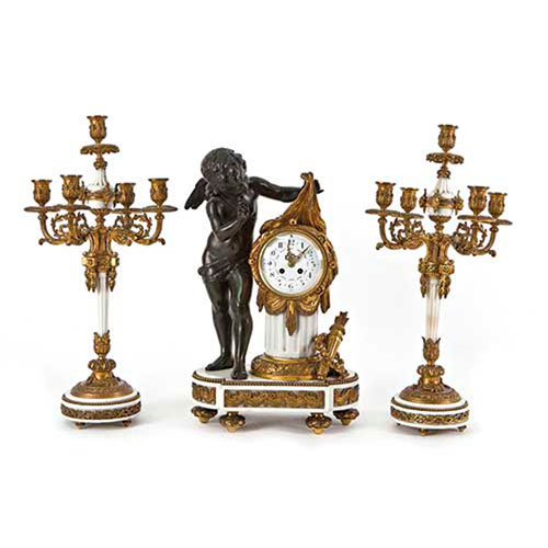 Sub.:35 - Lote: 227 -  Reloj de sobremesa con guarnici�n de candelabros de cinco luces en m�rmol blanco, bronce y calamina dorada y pavonada, finales del S.XIX-principios del S.XX