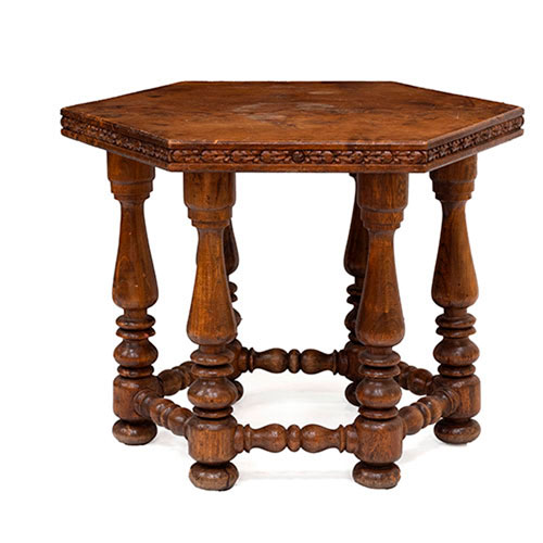 Sub.:35 - Lote: 231 -  Mesa octogonal de estilo Lu�s XIII de seis patas torneadas y borde de tablero con talla de u�as. Desperfectos.