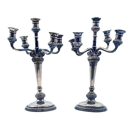 Sub.:35 - Lote: 273A -  Pareja de candelabros en plata de cinco luces con roturas. Peso 858 gr