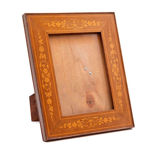Sub.:35 - Lote: 193 -  Dos marcos porta-fotos de sobremesa en madera con marqueter�a