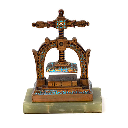 Sub.:35 - Lote: 218 -  Pisapapeles en bronce y esmalte, con forma de prensa de libros. Base de �nix.