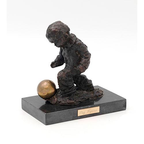 Sub.:35 - Lote: 314 -  Ni�o jugando con bal�n en bronce sobre peana de m�rmol negro