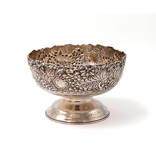 Sub.:35 - Lote: 263 -  Centro en plata con cenefa decorada con temas florales y uvas. Peso 856 gr.