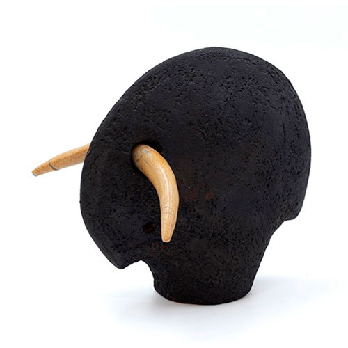 Sub.:35 - Lote: 315 -  Toro en cer�mica firmado en la base Lola Bermejo