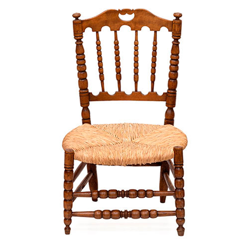 Sub.:35 - Lote: 240 -  Silla baja peque�a en madera torneada y asiento de enea