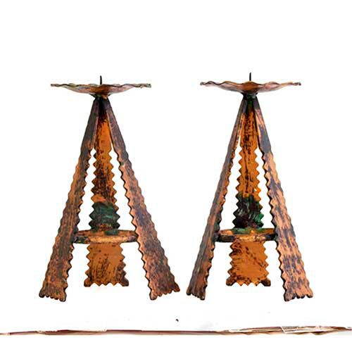 Sub.:35 - Lote: 284 -  Pareja de candeleros de hierro forjado con tres pies.